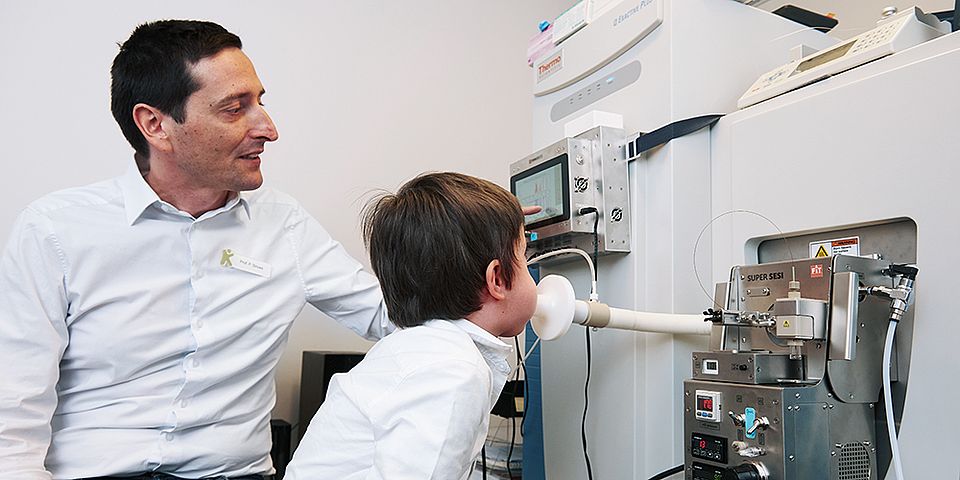 This special apparatus prepares the exhaled breath so that a mass spectrometry device can distinguish minimal traces of substances. (Image: UKBB)