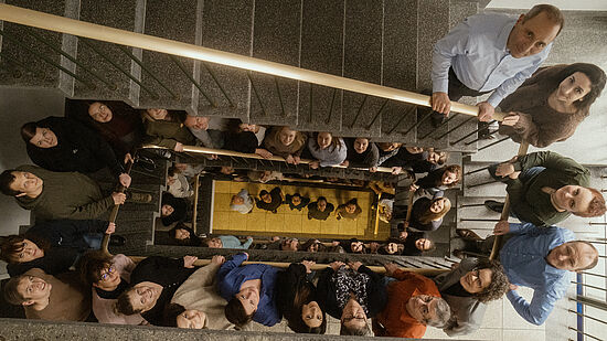 IRM Team Gruppenfoto im Treppenhaus Pestalozzistrasse